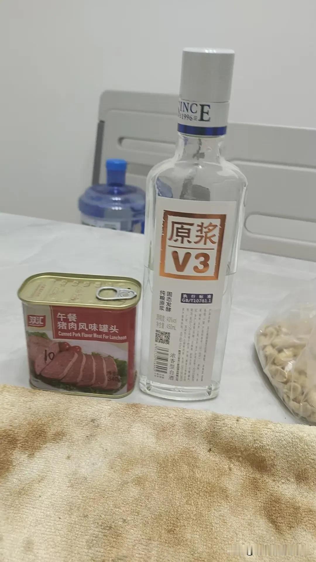 古来圣贤皆寂寞，惟有饮者留其名。
我不恋酒，也不喝大酒，就是喝点小酒，偶尔自己喝