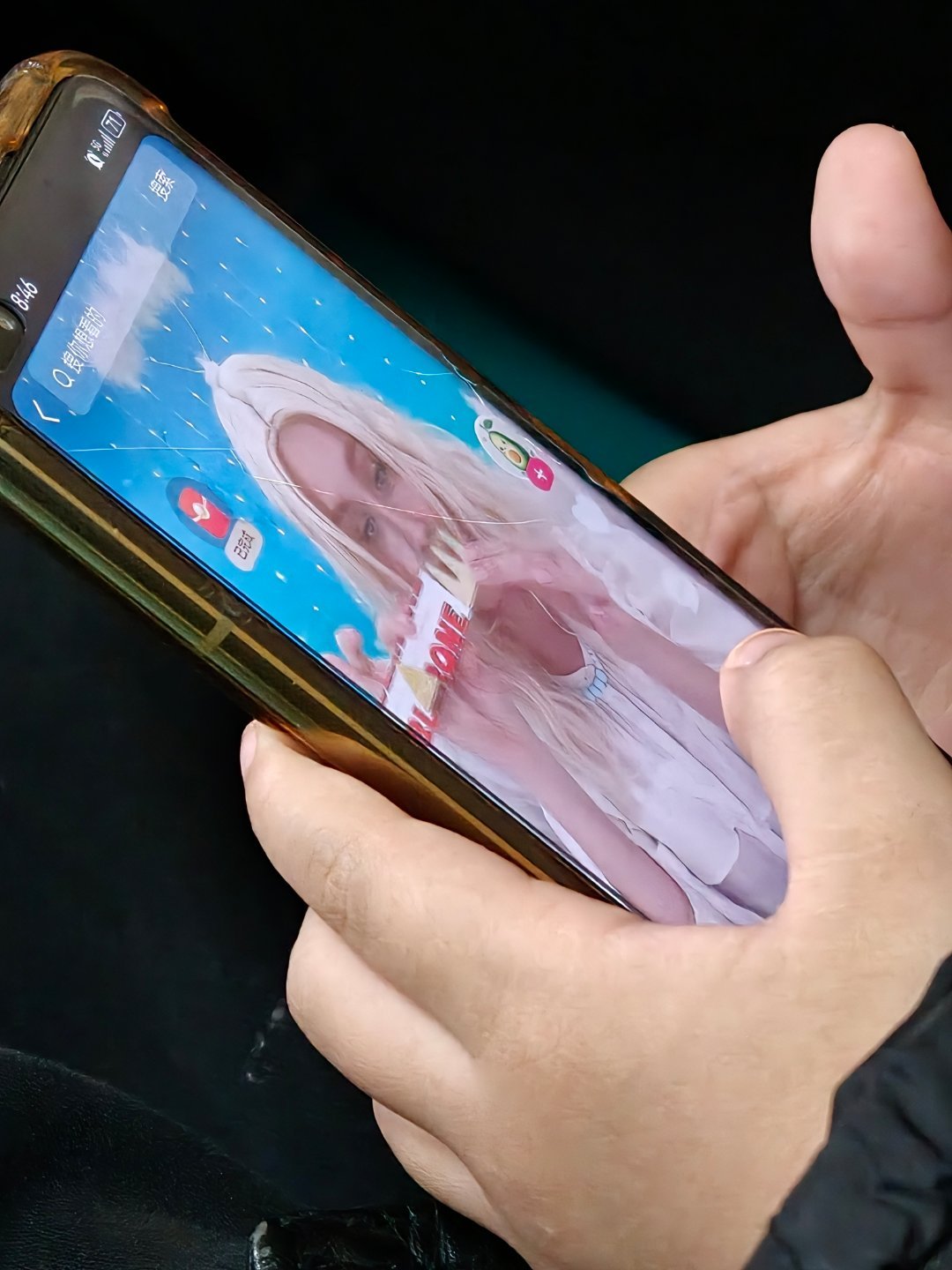 旁边一个家长：不许玩游戏，可以看会儿视频。。。三岁不到的孩子，你让他刷短视频？那