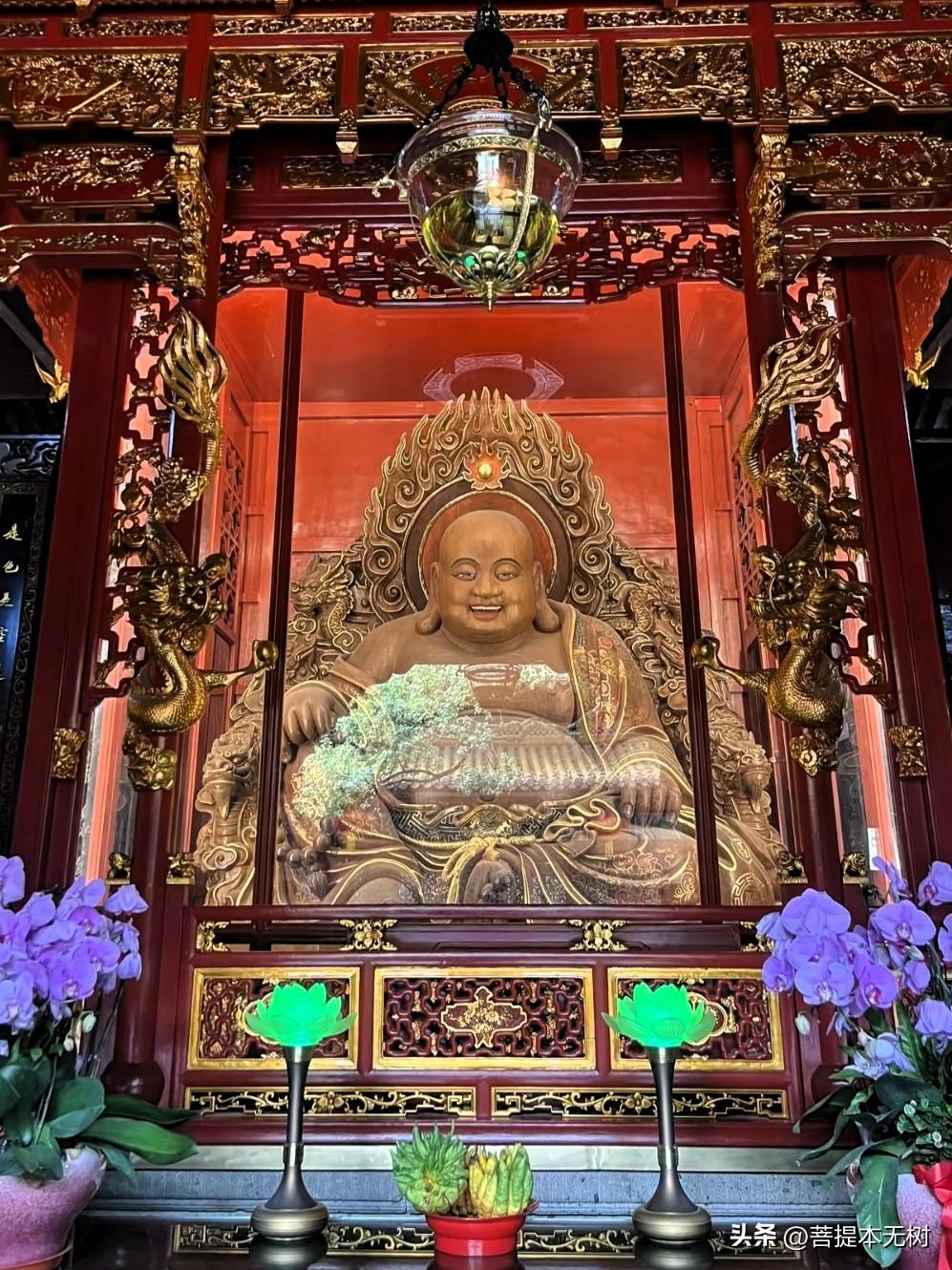 真正的风调雨顺，从来不在天上，而在人心
 
很多人逛寺院只知祈福，却不知天王殿藏