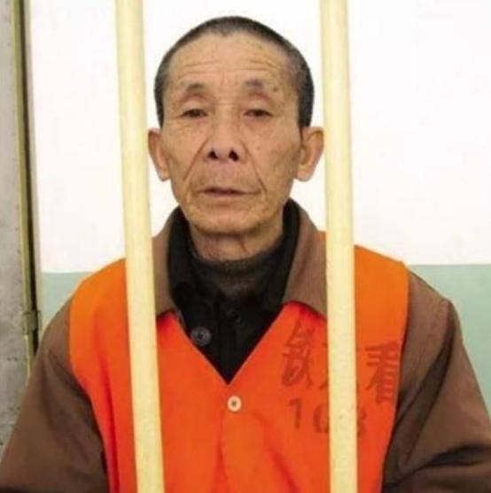 进监狱养老？2008年，一位年近七旬的老者持刀来到北京火车站实施抢劫，当警察前来