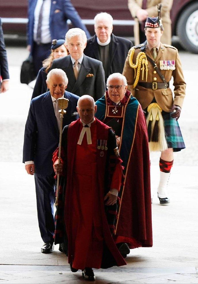 12月10日，查尔斯国王在伦敦威斯敏斯特大教堂出席降临节活动。
独自出席活动的查