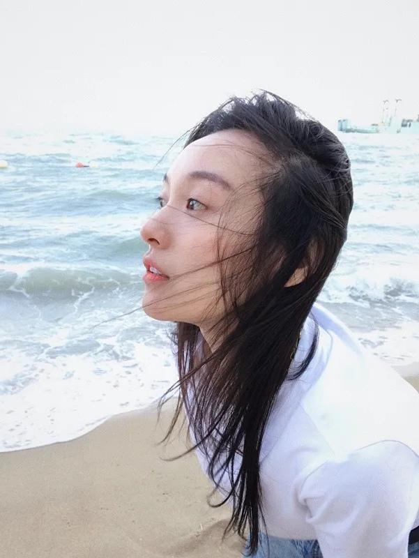 回顾《沉默的荣耀》 演员王西饰演德英。德英是有历史原型的，德英的历史原型是中共隐