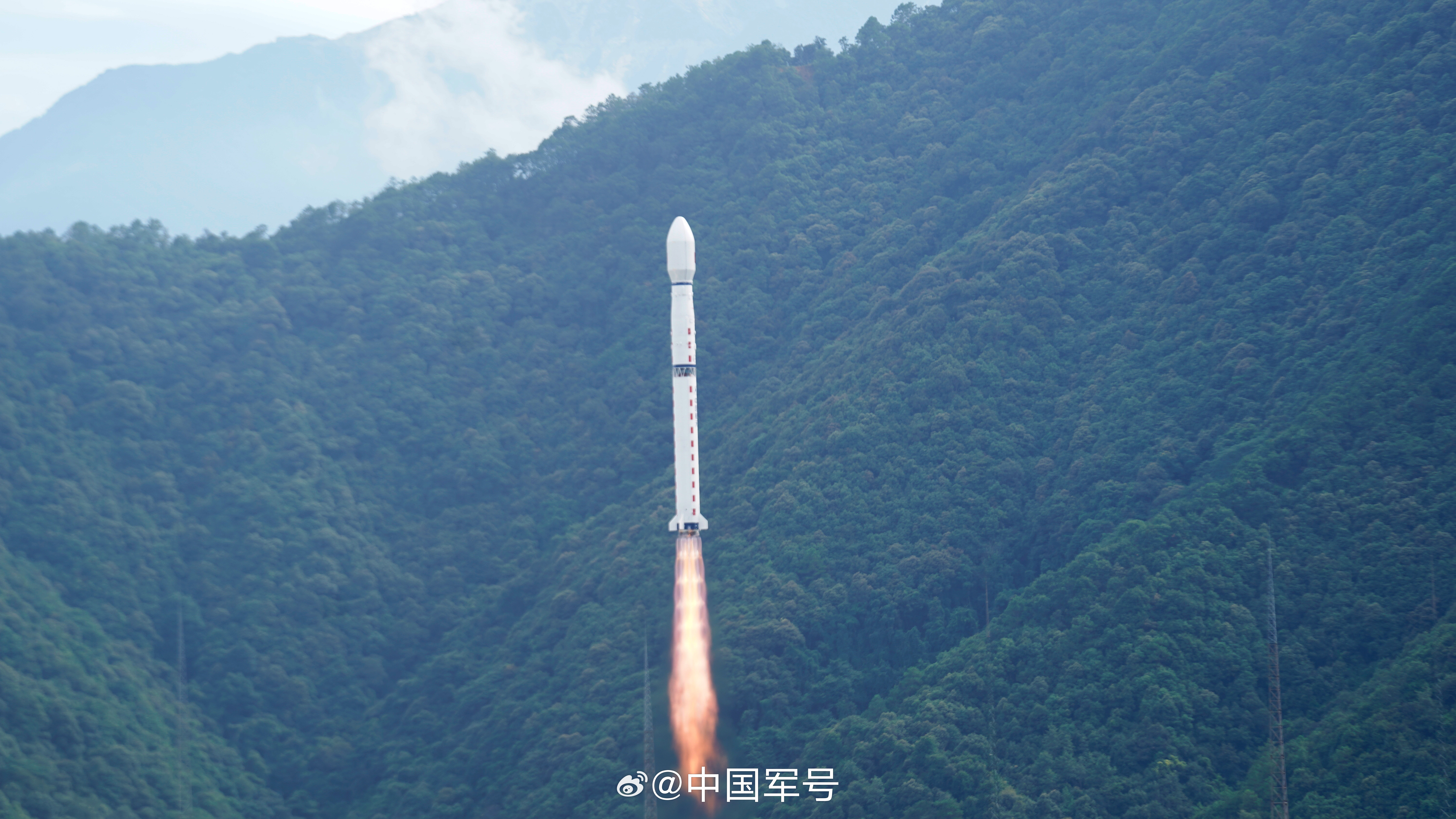 【我国成功发射试验二十八号B星02星】中国军号西昌8月17日电 崔婉莹、记者刘丹