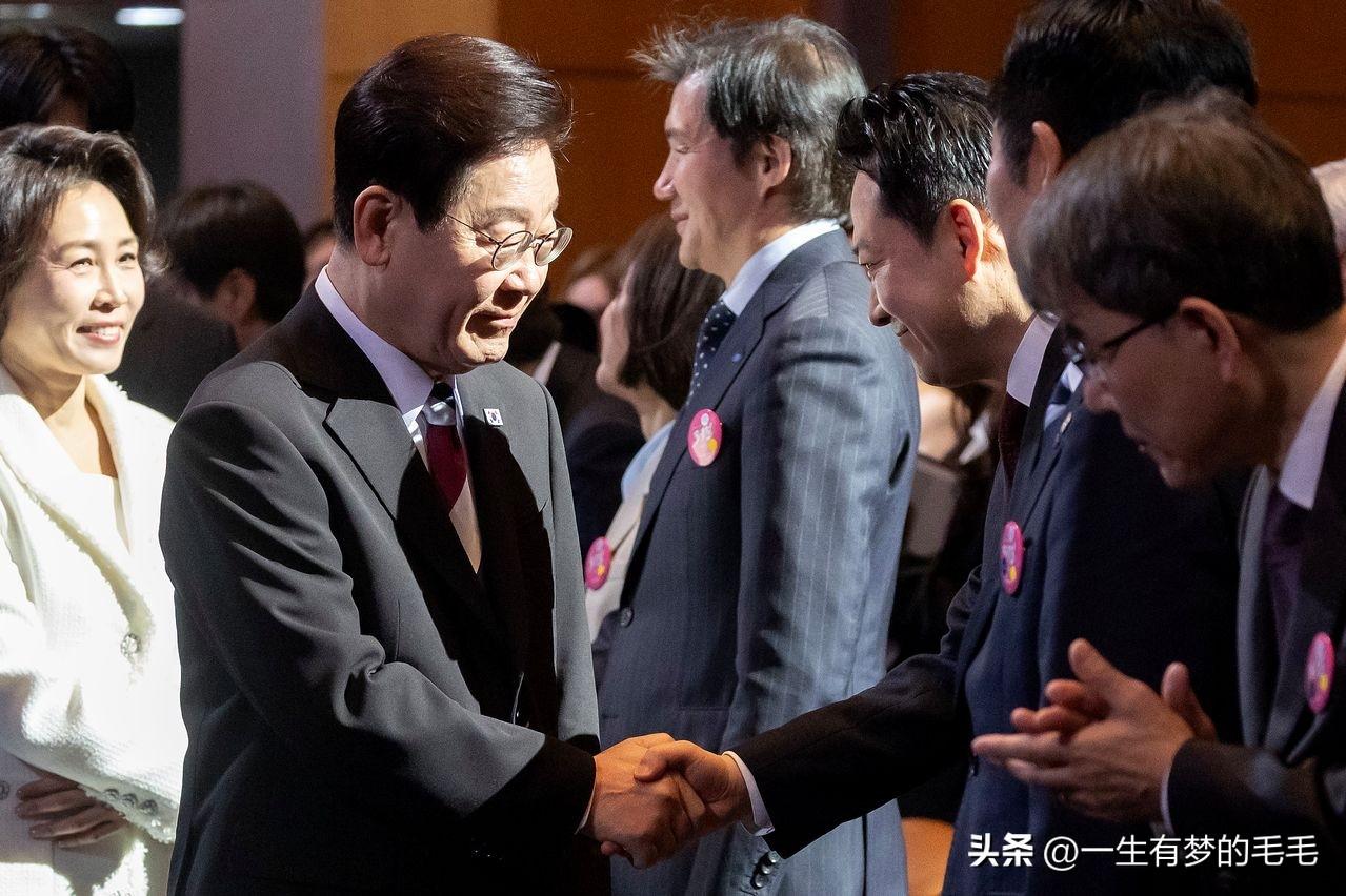 韩国国民力量党党首张东赫此前“总统卖房我也卖”的言论引火烧身，迅速反噬自身，陷入