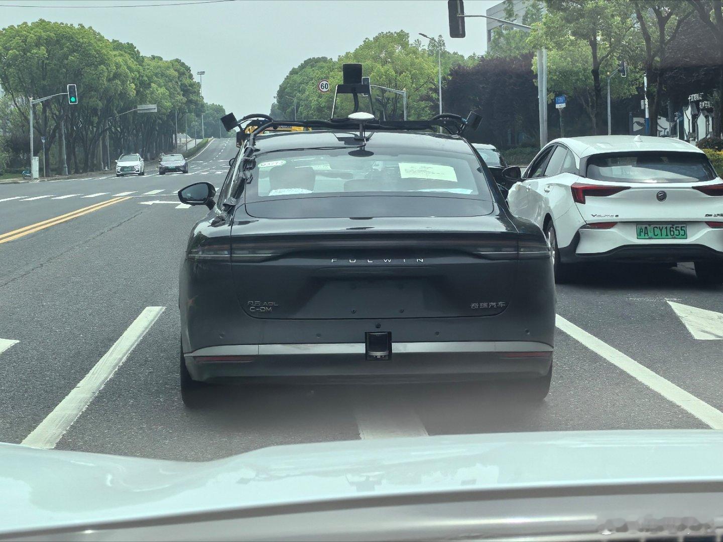 出门又看到一台自动驾驶测试车，现在各家的测试车家门口各种转悠，甚至让我产生了一种