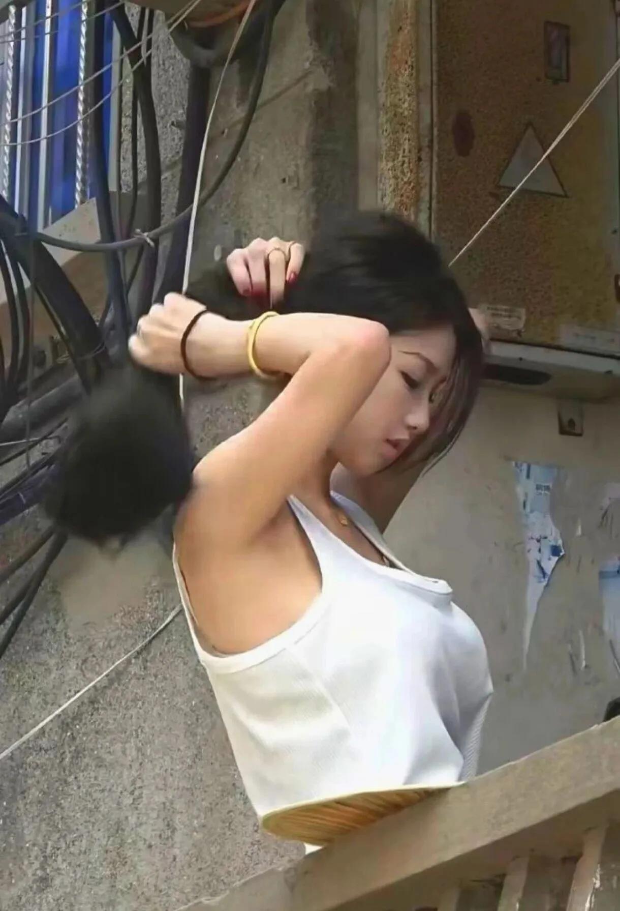 这张图有点意思
这美女在整理头发。看起来只有半截身子。你看出来了吗？美女