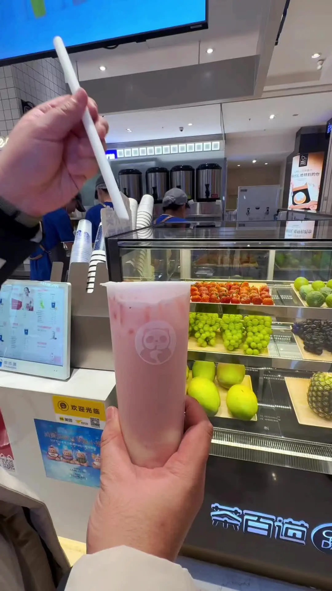 谁会拒绝冬日里的这一杯草莓呢？