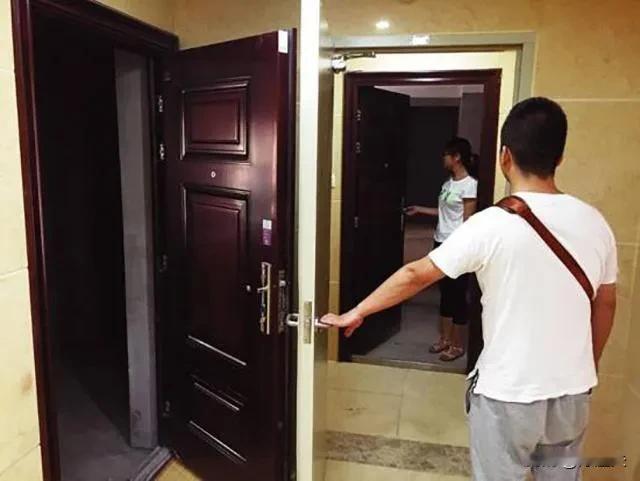 对门邻居晚上到我家借车，说回老家过年，我说可以啊；其实我和他们家没任何交往，最多