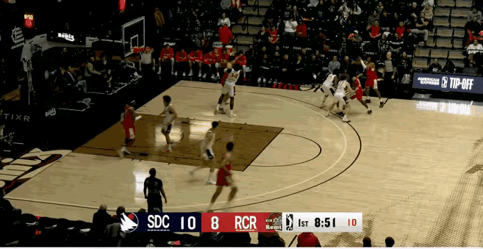 杀疯了！杨瀚森低位勾手+三分连中，G联赛终能随心表演！图一：杨瀚森在右侧低位拿球