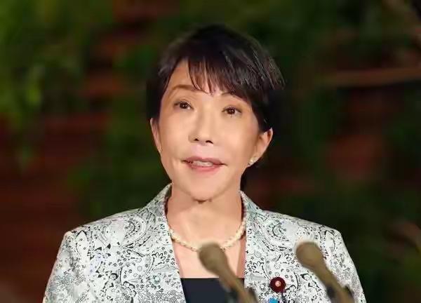 高市早苗民调为何持续暴跌

刚上台时顶着日本首位女首相的光环，高市早苗一度拿到很