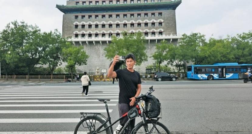曾用10年骑行穿越全球90多个国家和地区的台湾单车骑手陈峻永，正在进行「环大陆骑