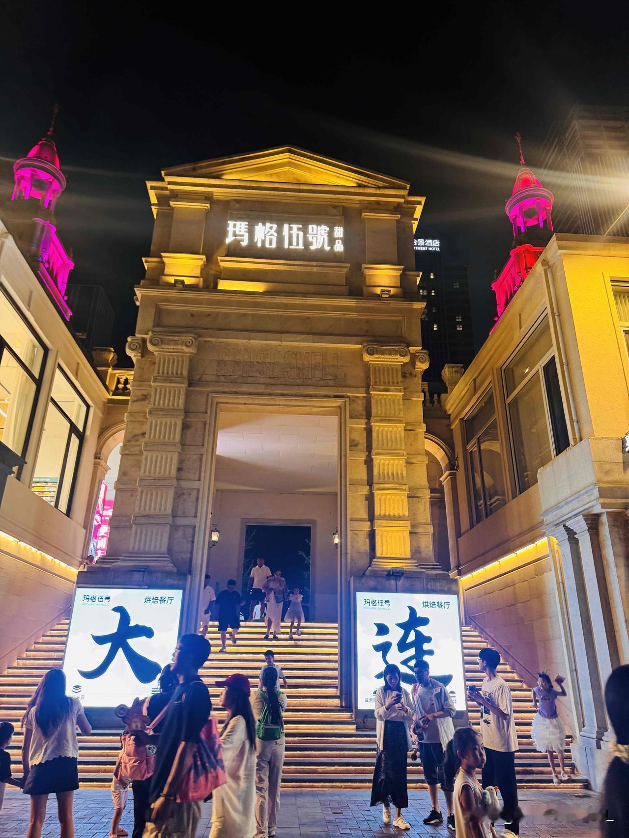 我不知道别人怎么看大连，
反正我非常喜欢大连。
我是千禧年的时候来到大连的。
那