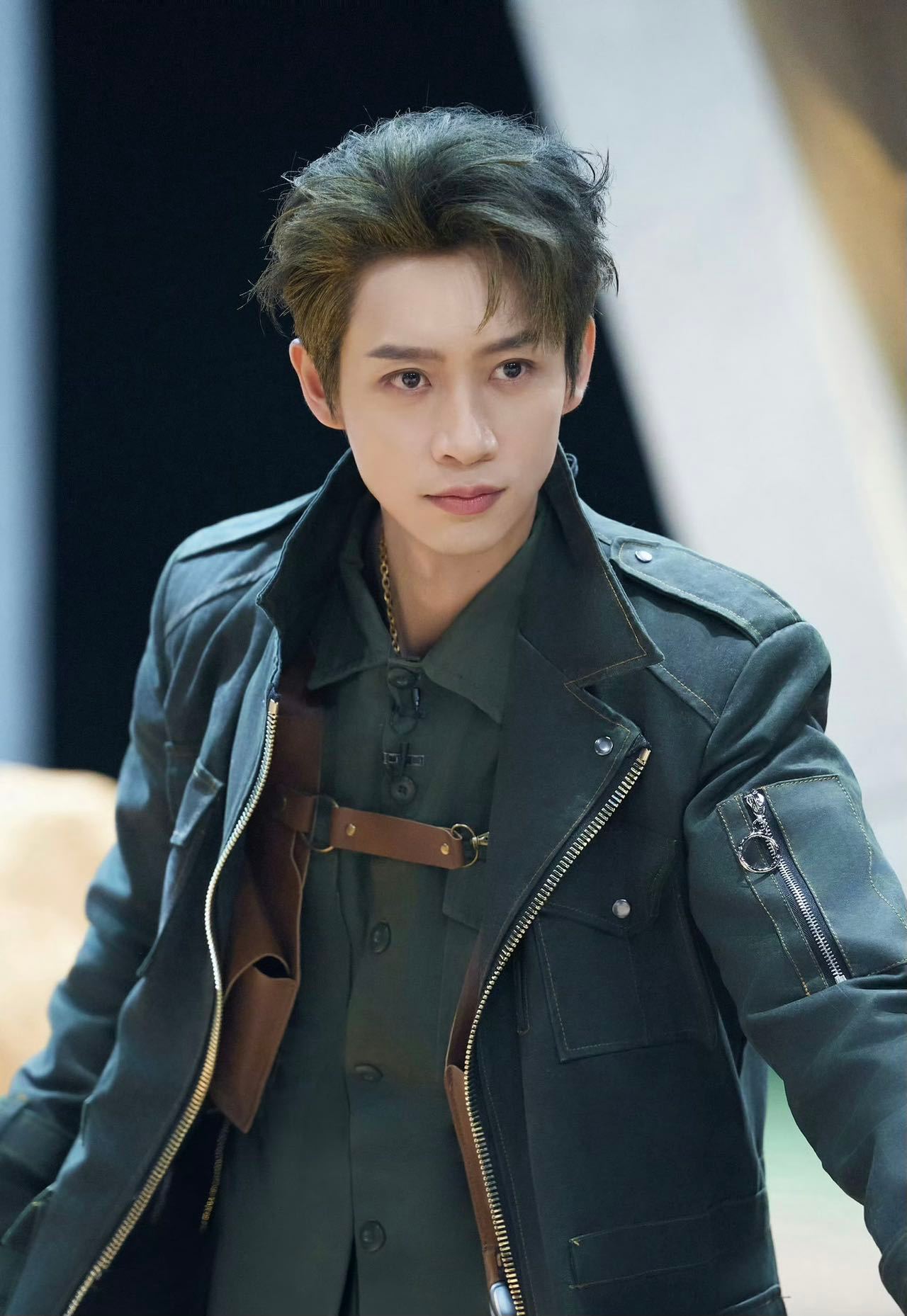 魏晨拿捏了领导发言的精髓别人发言讲内容，魏晨发言讲气场。晨哥用实际行动证明：领导