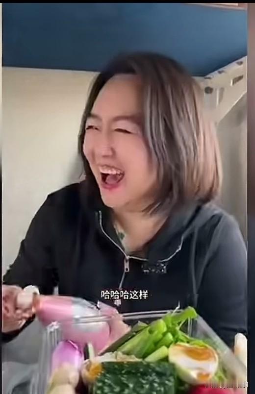 东北人出门坐火车的快乐，一般人不懂，这也是东北人坐火车的标配，只要以上车马上把东
