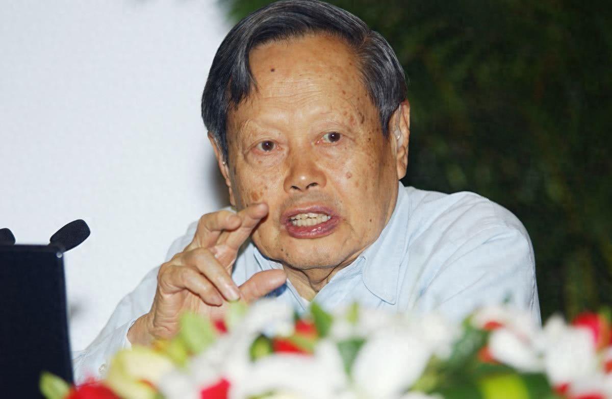 2012年，杨振宁不顾骂名，对花2000亿建大型粒子对撞机表达了强烈的反对，而这
