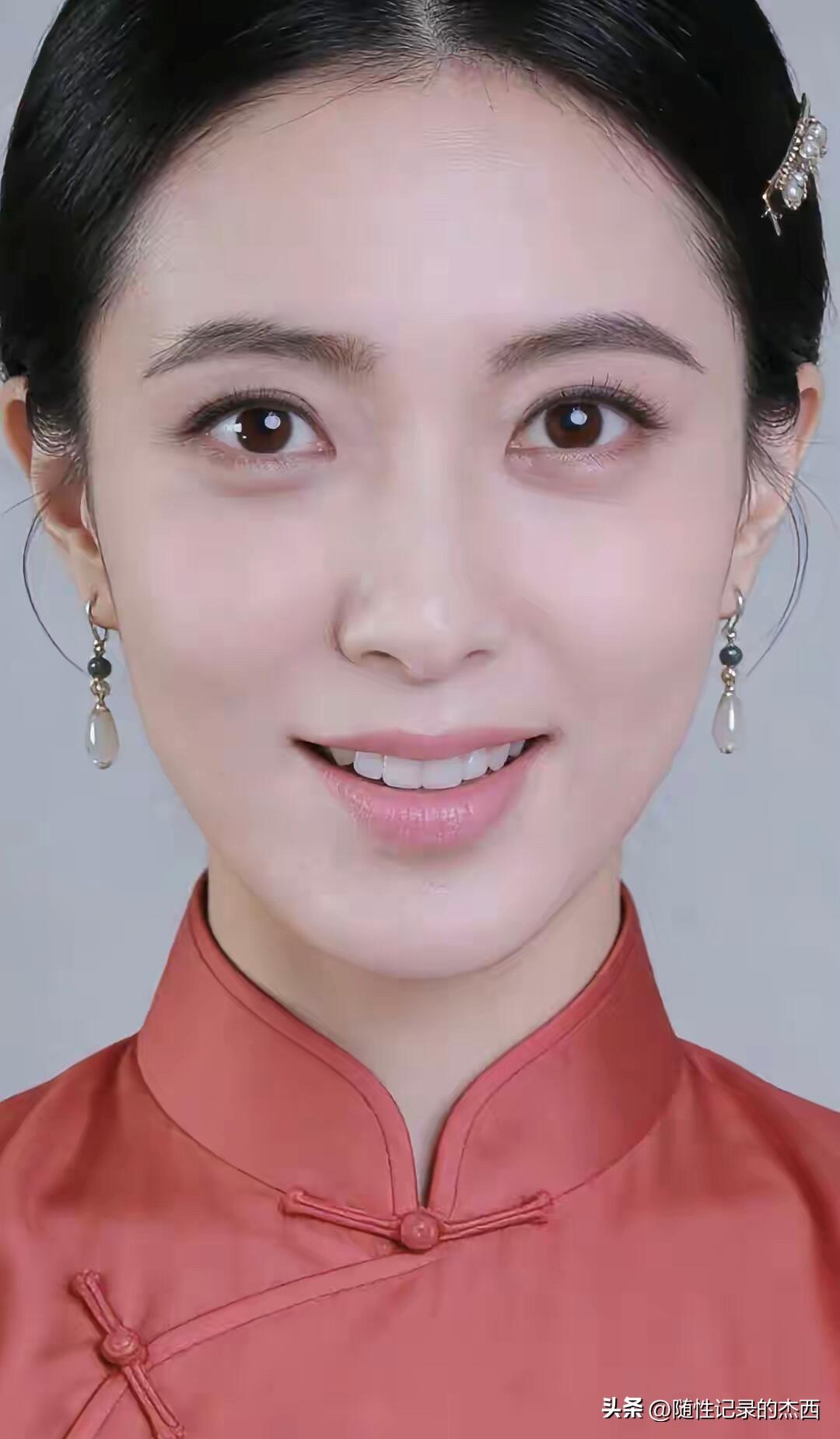 她好美啊，不愧是校花级别的，贵气优雅的装扮加上淡定的眼神，气场十足。她的美是明艳