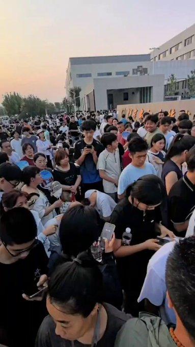 中考成绩出来之后，中职名校的报名现场，直接挤成了一团。
 
7月3日，保定这所市