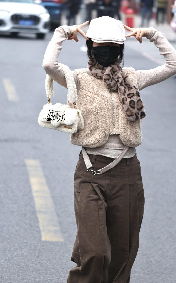 虞书欣好努力的饭撒虞书欣豹纹围巾虞书欣好努力的饭撒，哇塞，好好好 