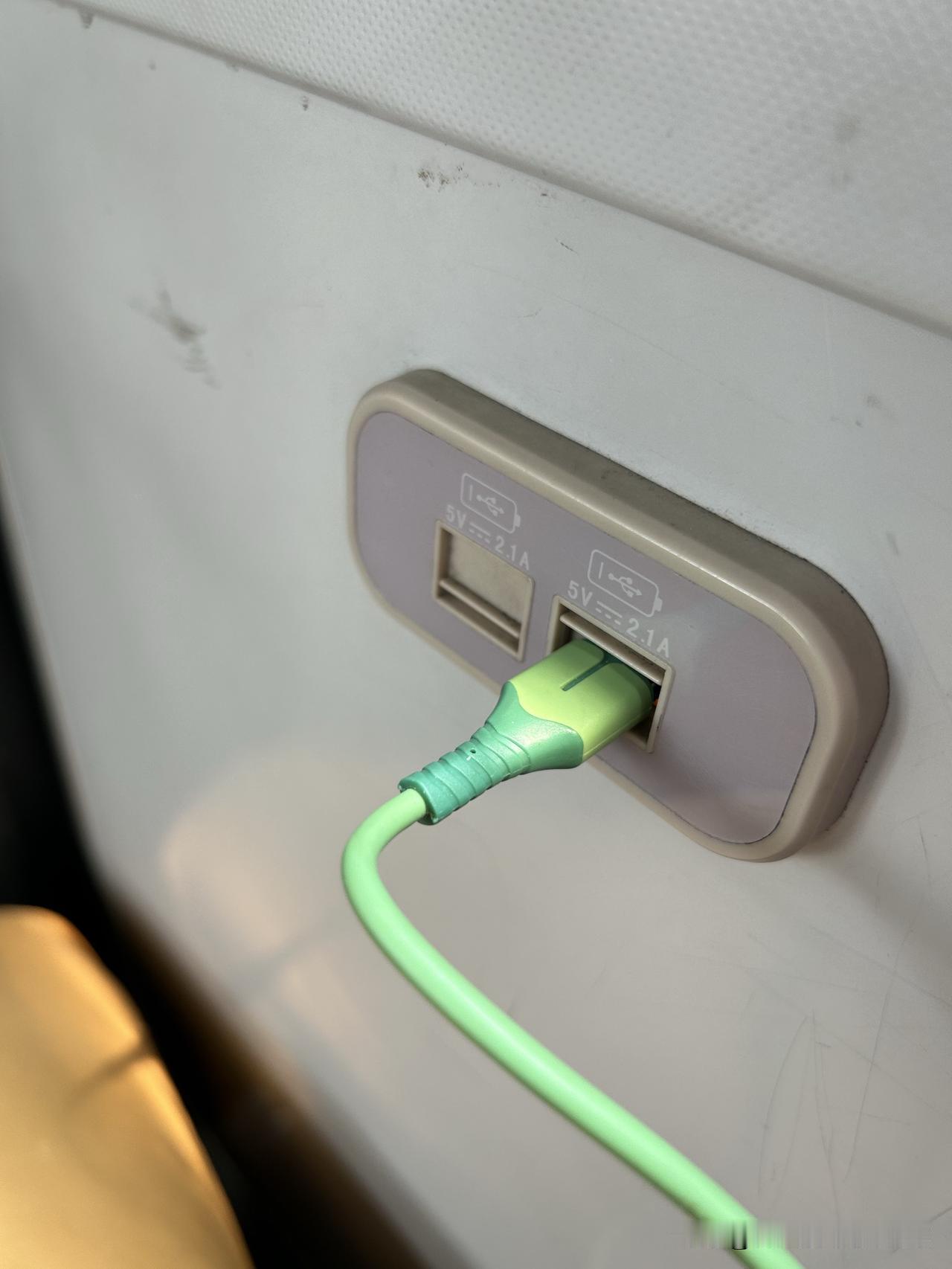 还是深圳市的公交车设计的人性化。在深圳市好多公交车上都有这个USB手机充电接口，