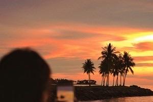 出发吧，趁现在｜赴一场海边落日的温柔之约

落日把天空晕染成橘红与暖金，椰树在晚