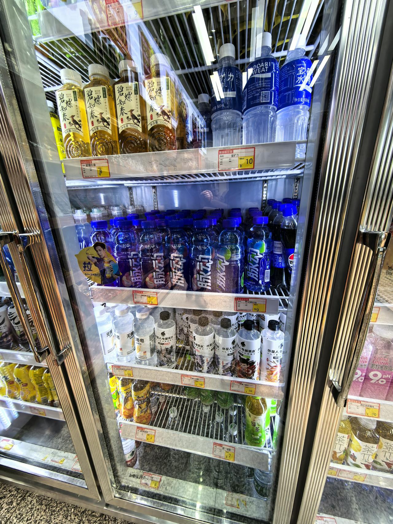 火车站里的东西真是贵的离谱。一瓶农夫山泉外面2块，火车站5块；一瓶东方树叶外面5