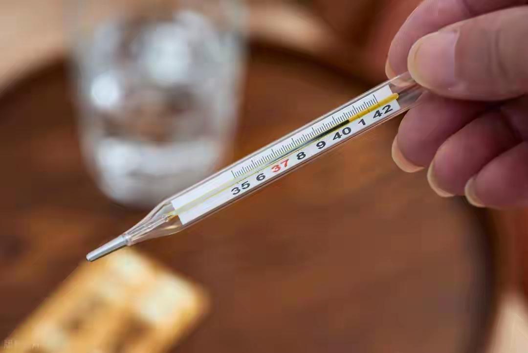 电子体温计普遍不如水银体温计准确，水银体温计虽然存在风险，但是，我们不可能把面临