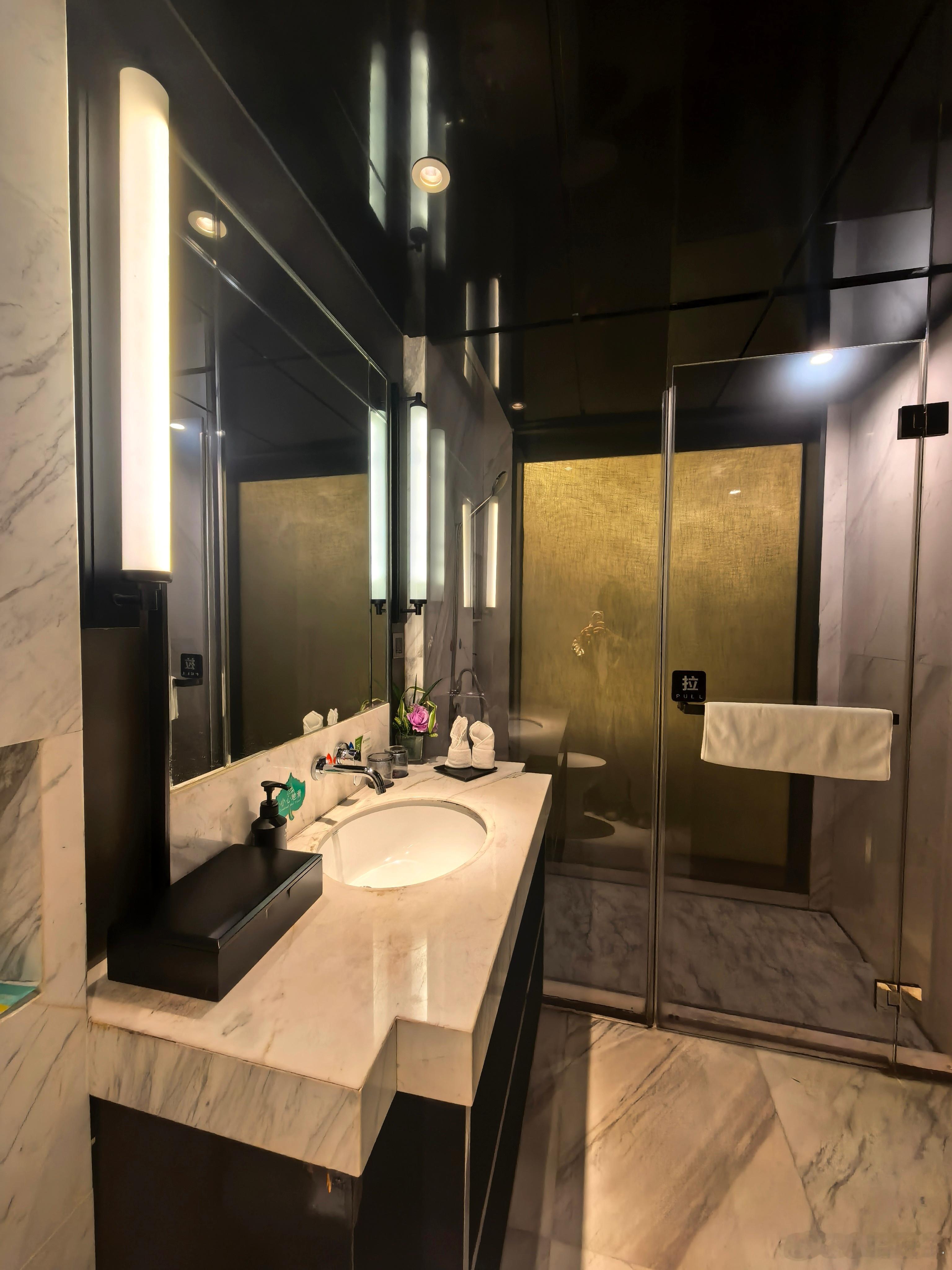 入住酒店啦，一进门就闻到房间香香的，还有个超大全身镜，女孩子真的没法拒绝啊，阿姨