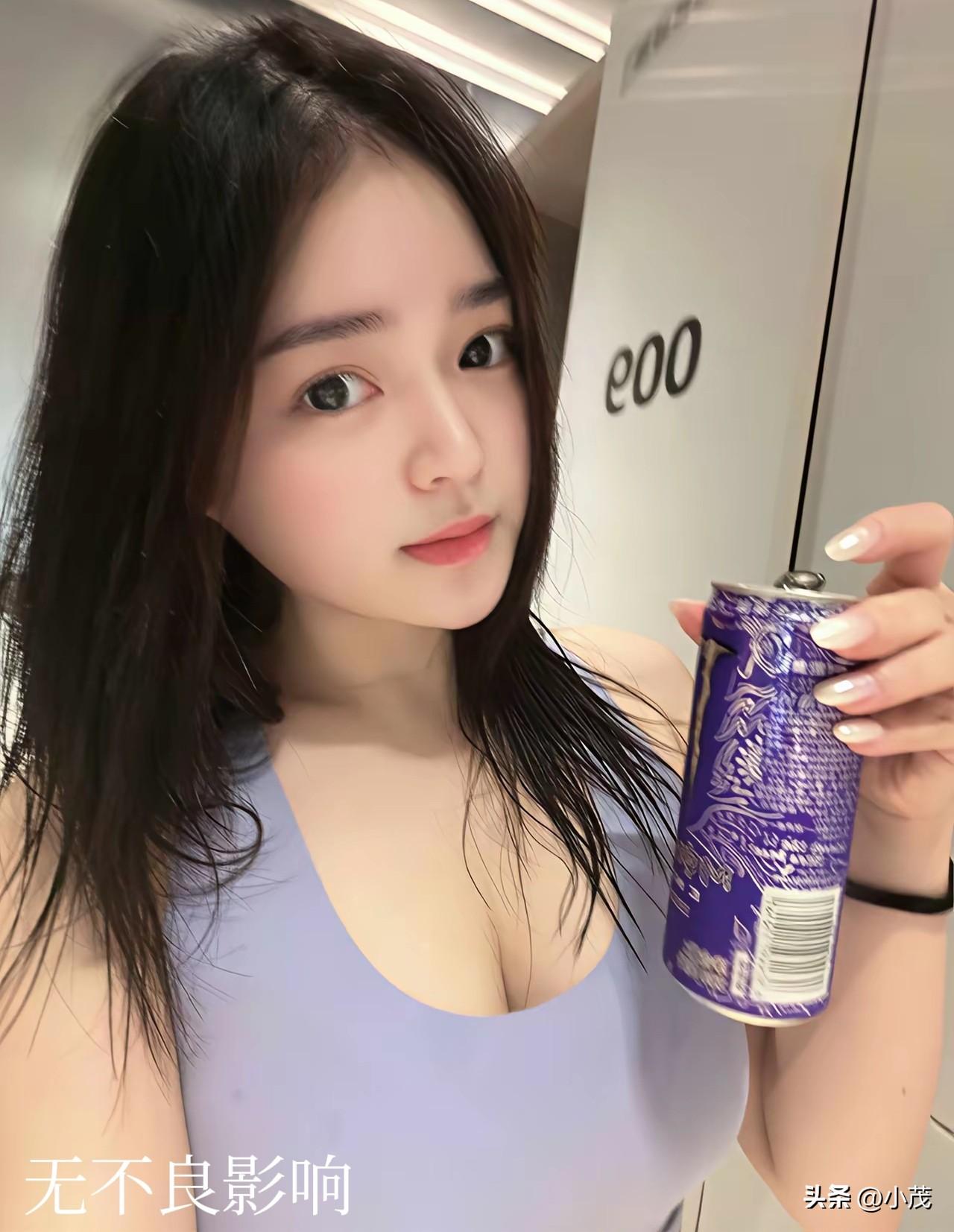 湿漉漉长发，简约背心，自带松弛感。
手里握着饮品，不知会和谁共度闲暇时光。
老实