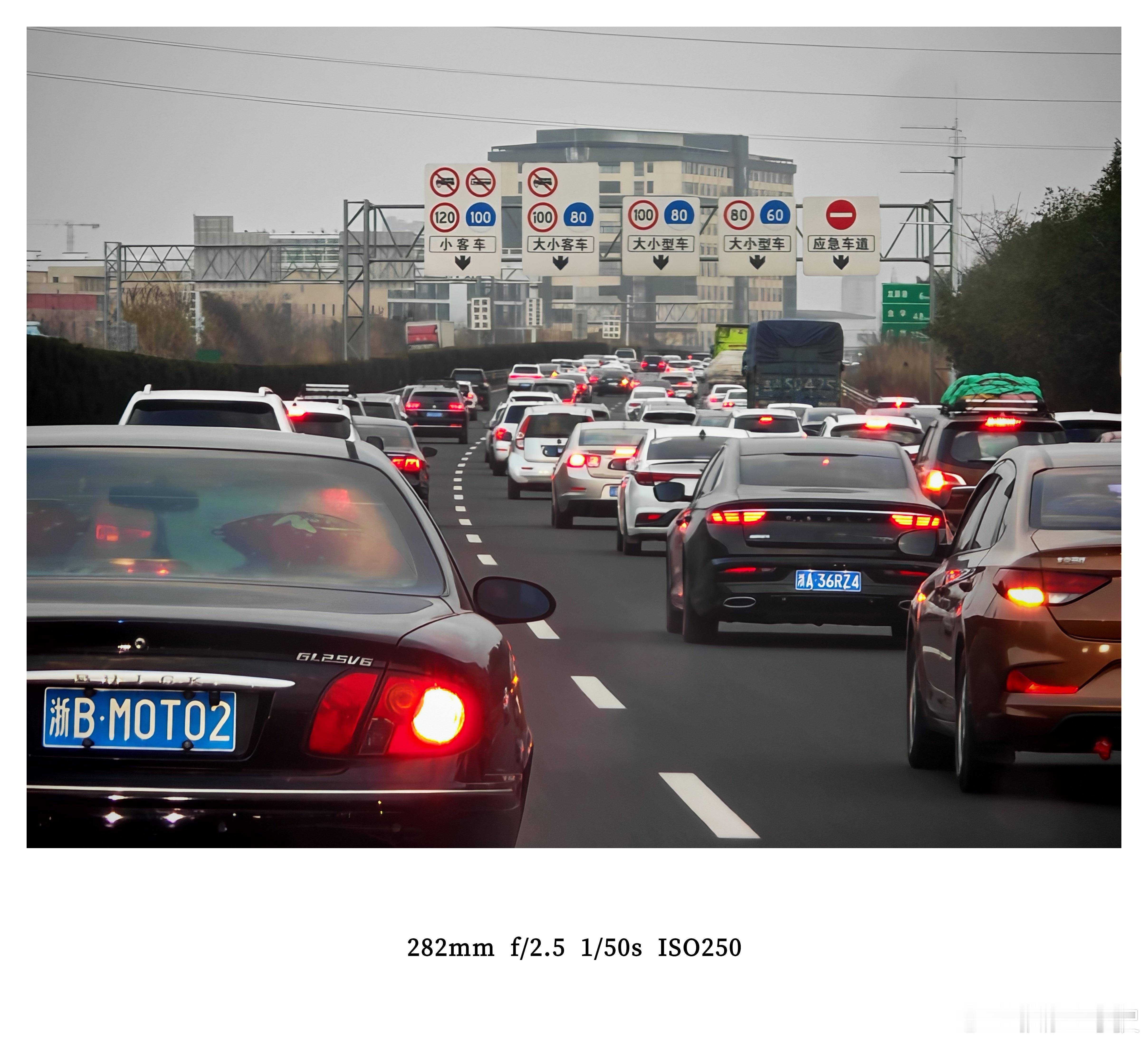 春节返程堵车世界赠予你假期，也赠予你复工！堵堵堵，堵到厌倦！均速31来辆小毛驴都