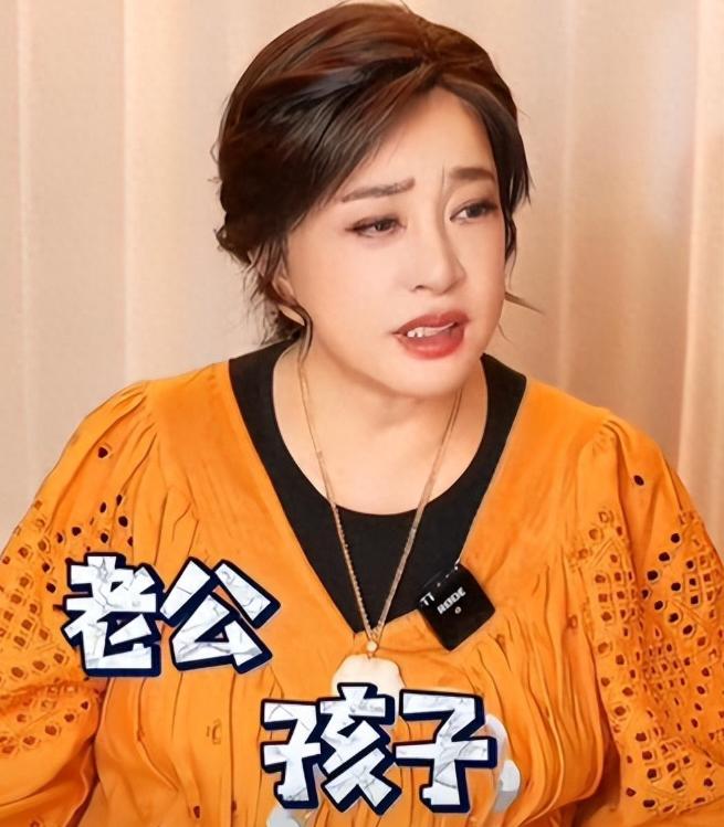 75岁的刘晓庆说，很多人总觉得她没有孩子，身边也没有老公陪着，日子过得孤单又可怜