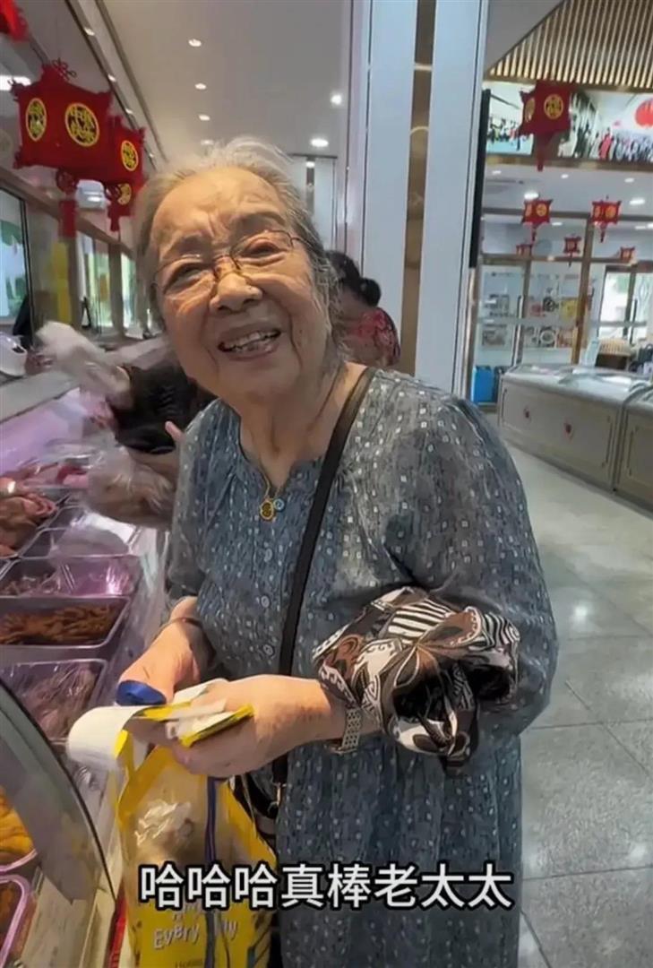 “容嬷嬷”李明启90岁近况：拒与儿子同住，独居60平老房，身板直腿脚健，穿素衣、