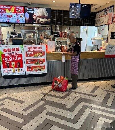 拾荒老人肯德基讨水被拒结果反转拾荒老人拿塑料瓶进肯德基讨水被拒，本以为遭冷遇，真