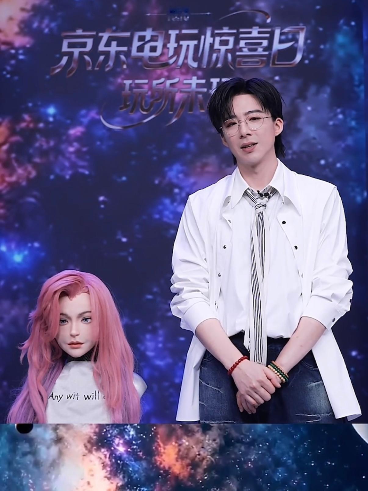 刘宇宁机器人PK唱歌 直播舞台惊喜上演！刘宇宁与机器人歌手同台献技，温暖声线与科