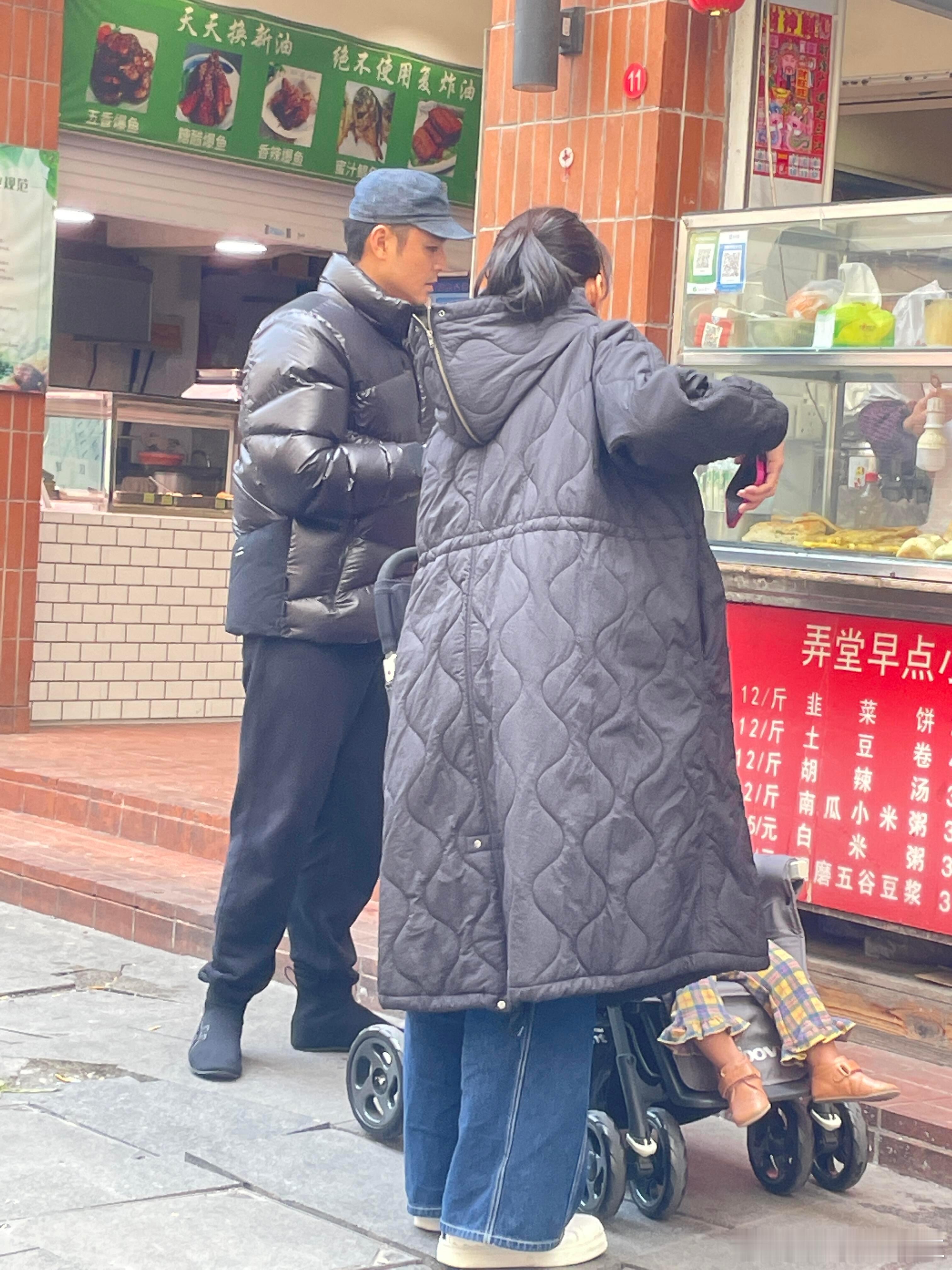 明道夫妇带孩子买早餐明道一家定居上海 45岁明道定居上海，带老婆孩子买早餐被偶遇