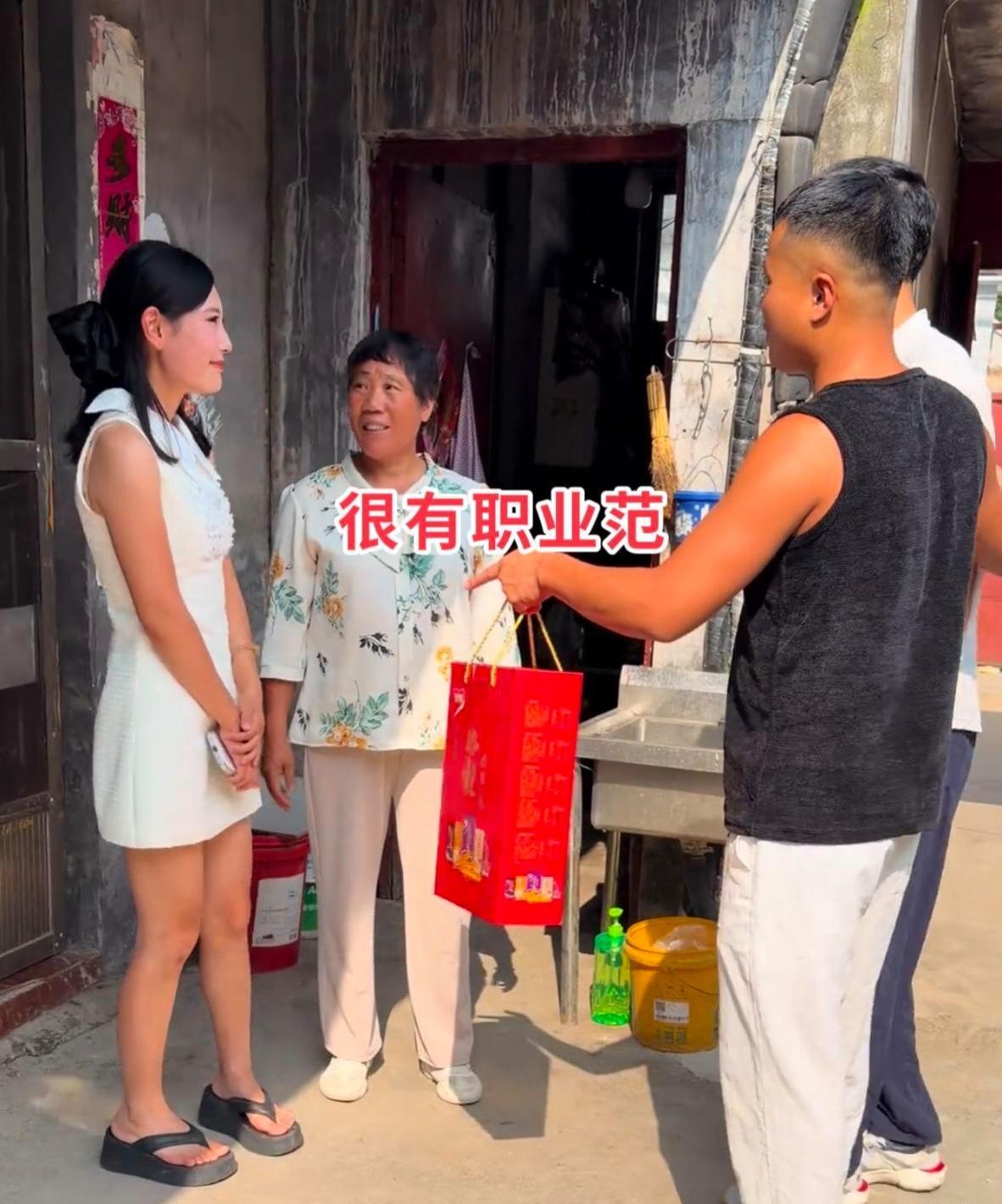 小伙托媒人介绍对象，这天带着礼品，来到女方家里相亲。姑娘打扮得体大方，说话举止落