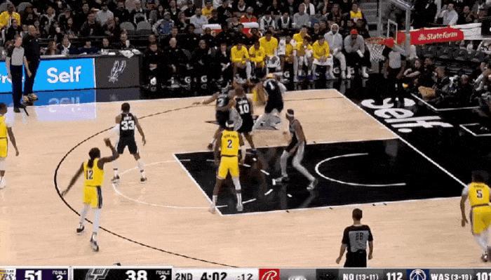 逆天！欢迎来到NBA，戴维斯教做人！浓眉哥撞开文班亚马后，直接隔扣后者，给文班亚