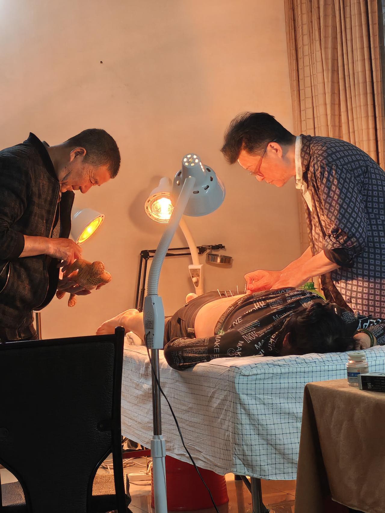 老师说，《吴公.阿是别通疗法》涉及的施术内容广泛，尤其是操作方法的学习比较需要时