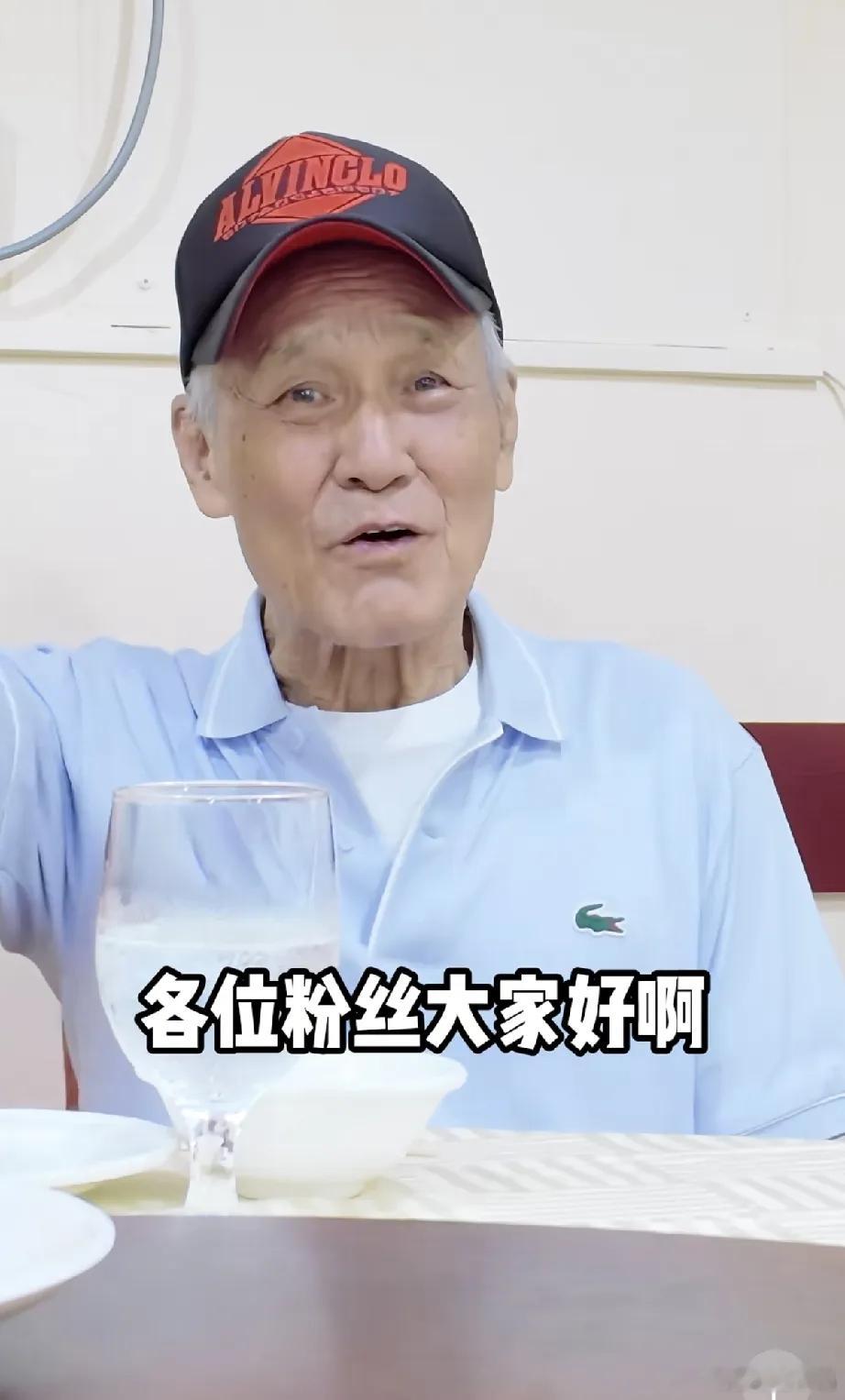 陈惠敏罕见露面向粉丝问好，好久不见了，80岁的他头发全白了，整个人老态龙钟，但面