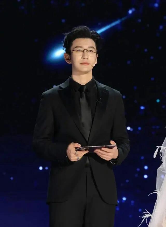 黄晓明二战上岸！成功考取上戏博士
荧幕之外，黄晓明悄悄完成了自己的求学目标。去年