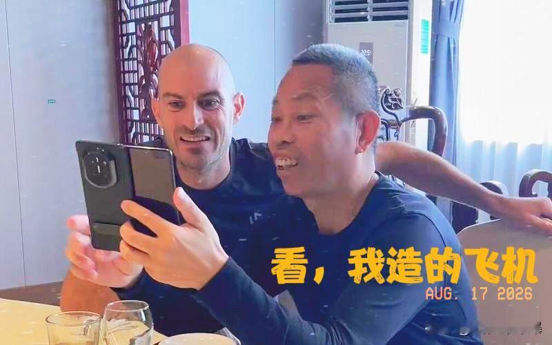 德比斯也是一脸的惊讶，
本以为张雪的摩托车技术已经是顶尖了，
没想到牙哥一出场，
