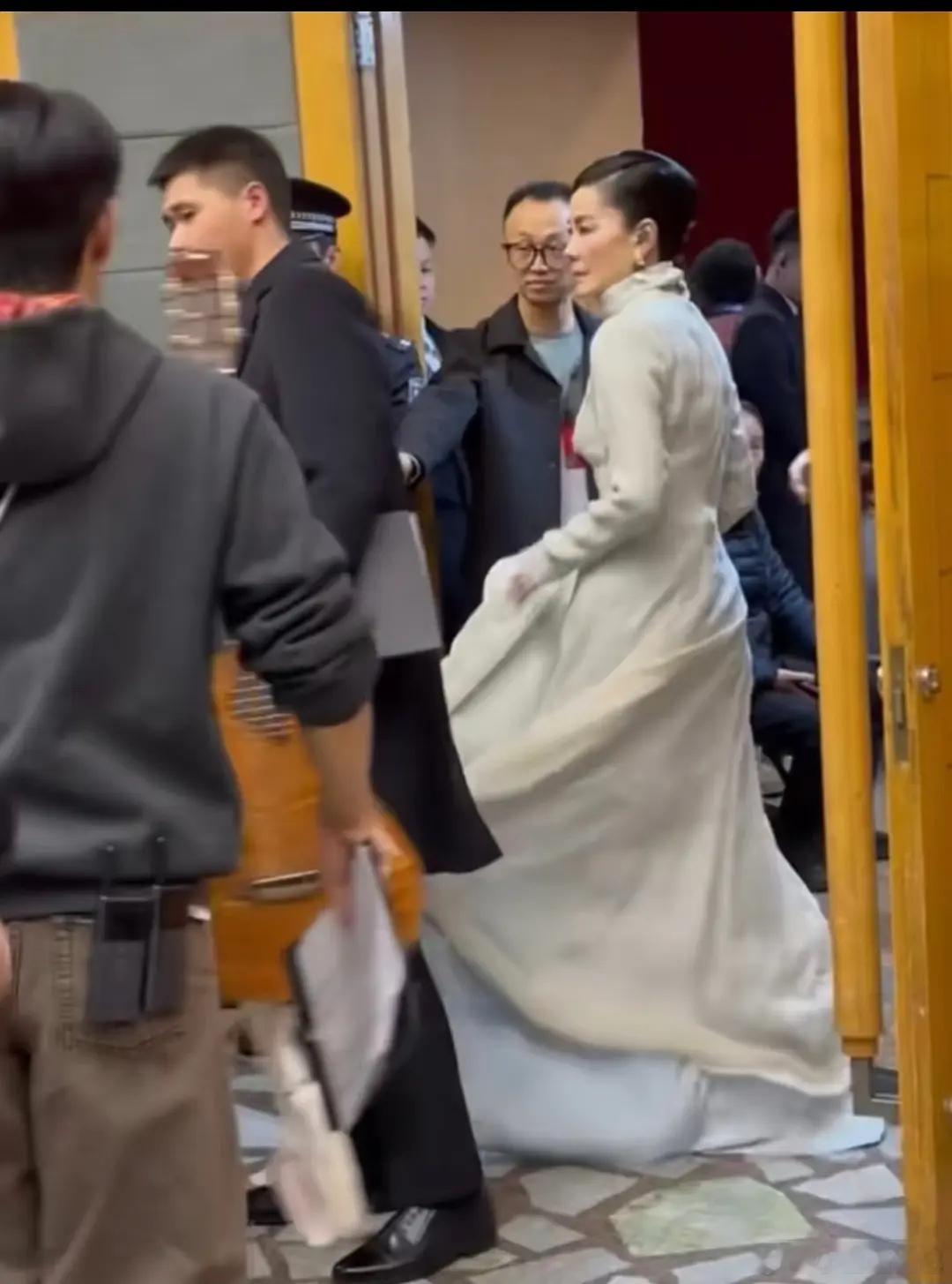 全网找不出第二个了吧，王菲平时神隐拒一切，为何唯独接下春晚舞台？ 