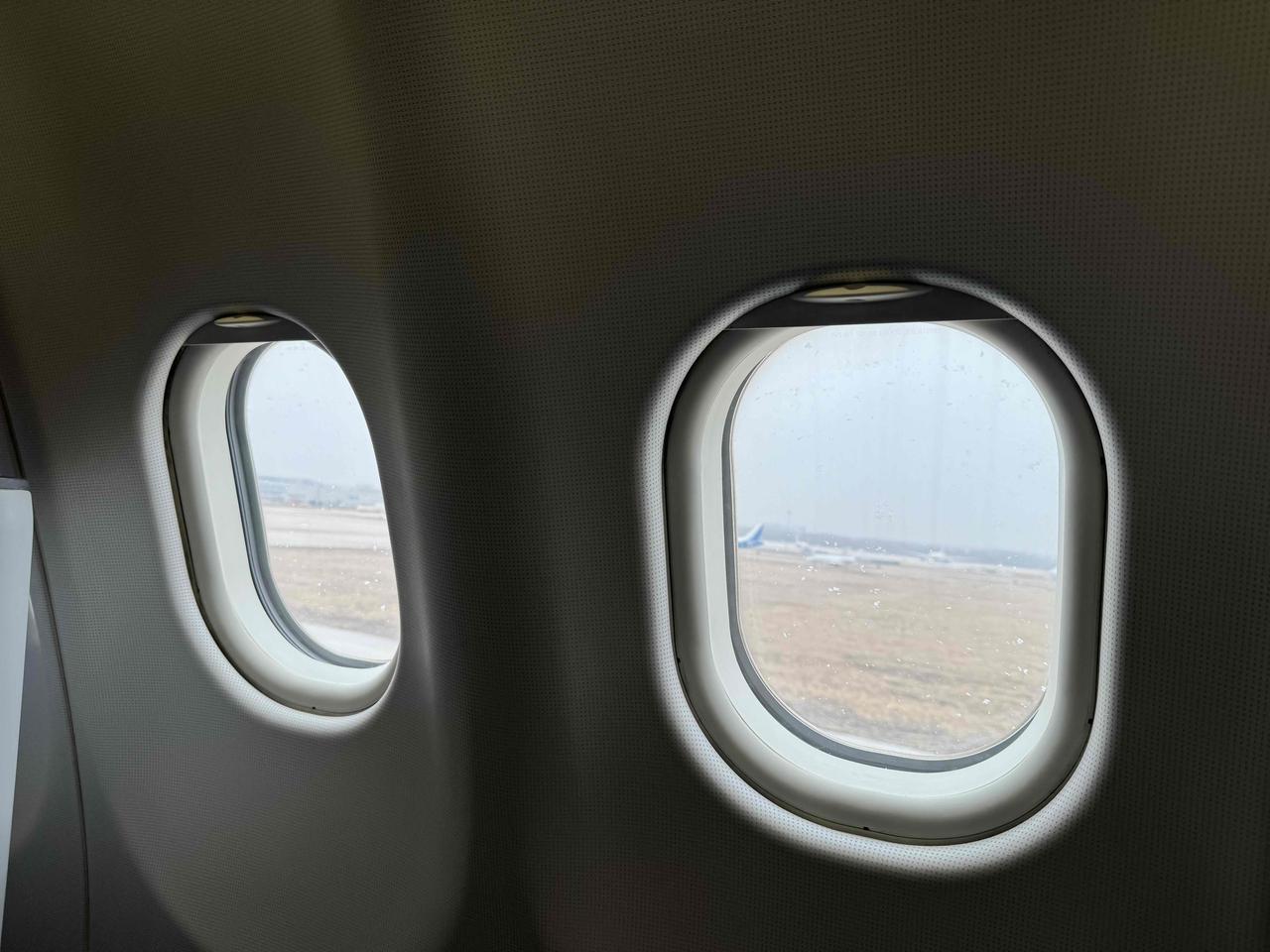 北京正在下雪，是今年冬天的初雪！看上去雪花飘飘，却一落地就化了。我1982年到北