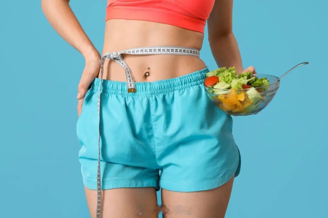 微博辟谣 【减肥时不吃主食能减得更快，效果更好？误区】主食通常指富含碳水化合物的