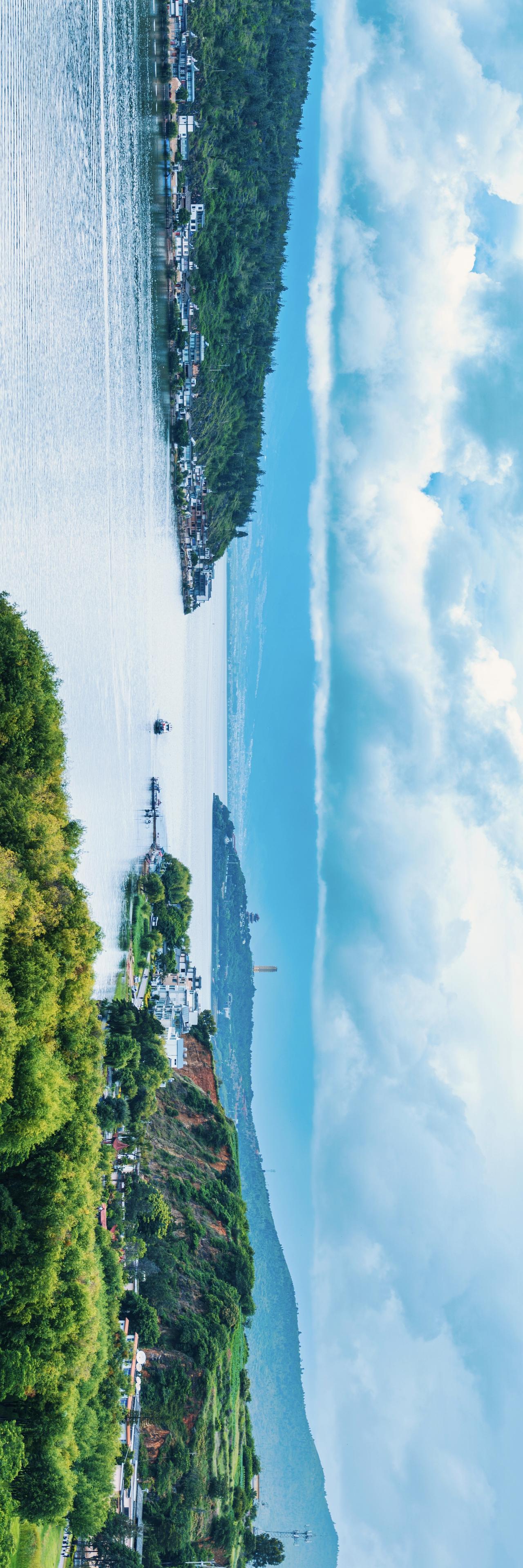 七绝·洱海遥观
云漫苍山水接天，一湖清碧泛归船。
凭高极目罗荃远，静看烟岚落岸前