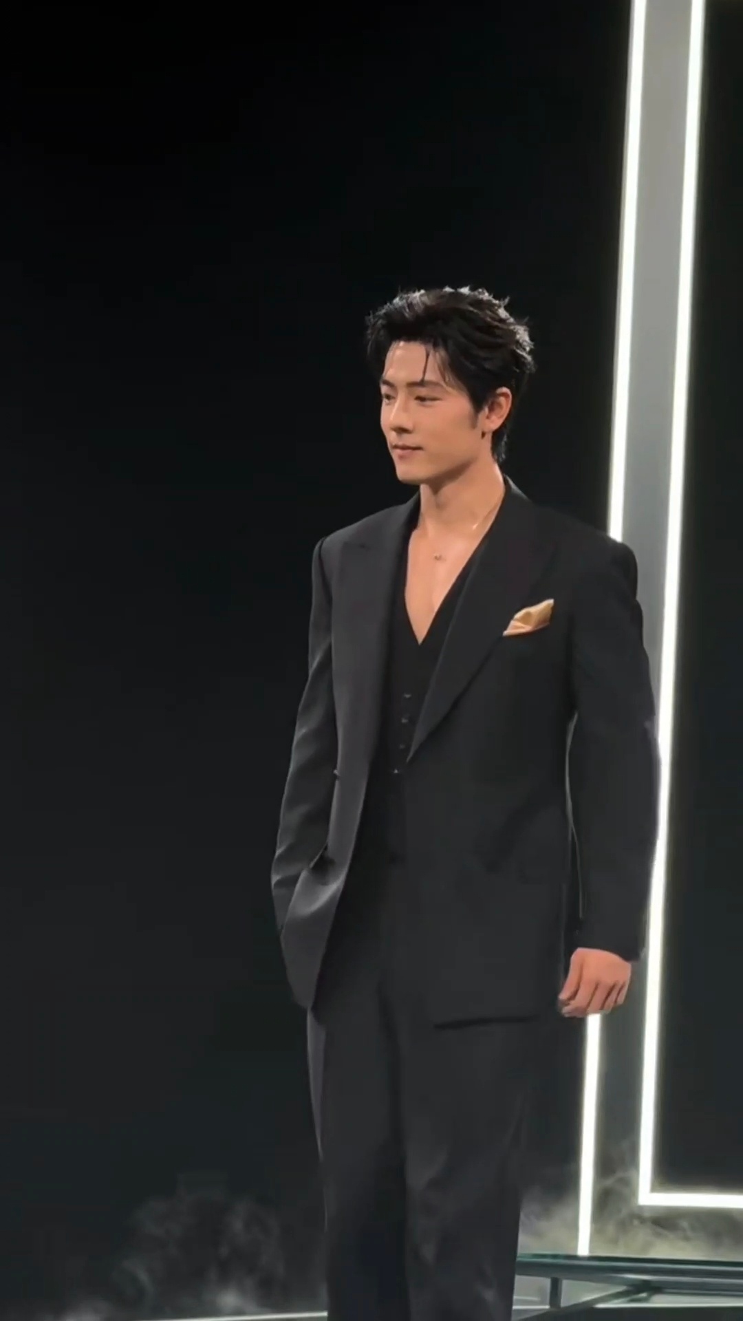 woc帅成这样到底沙溢思…今天这大V领我真的要斯哈斯哈🥵🥵肖战黑色V领西装