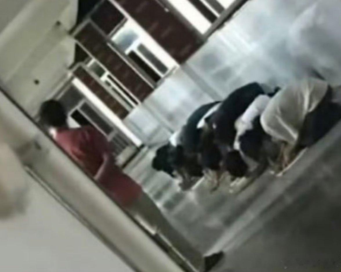 老师被曝让学生一字排开跪地写检讨这真的不是故意侮辱人吗？哪有这样管学生的，老师和