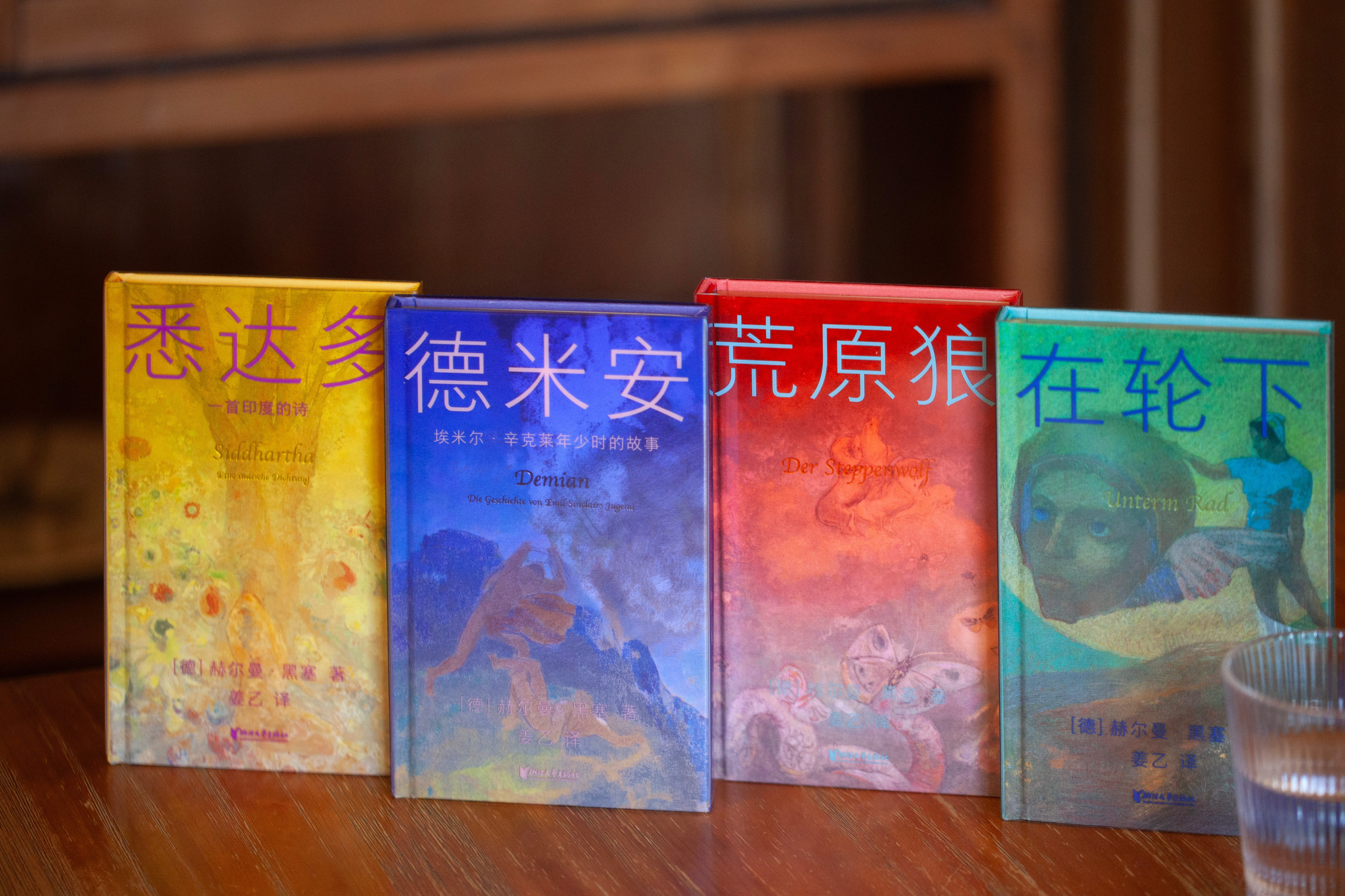 今天是赫尔曼·黑塞的生日。4月初收到果麦的这套黑塞礼盒，爱不释手。刚好明天的飞机