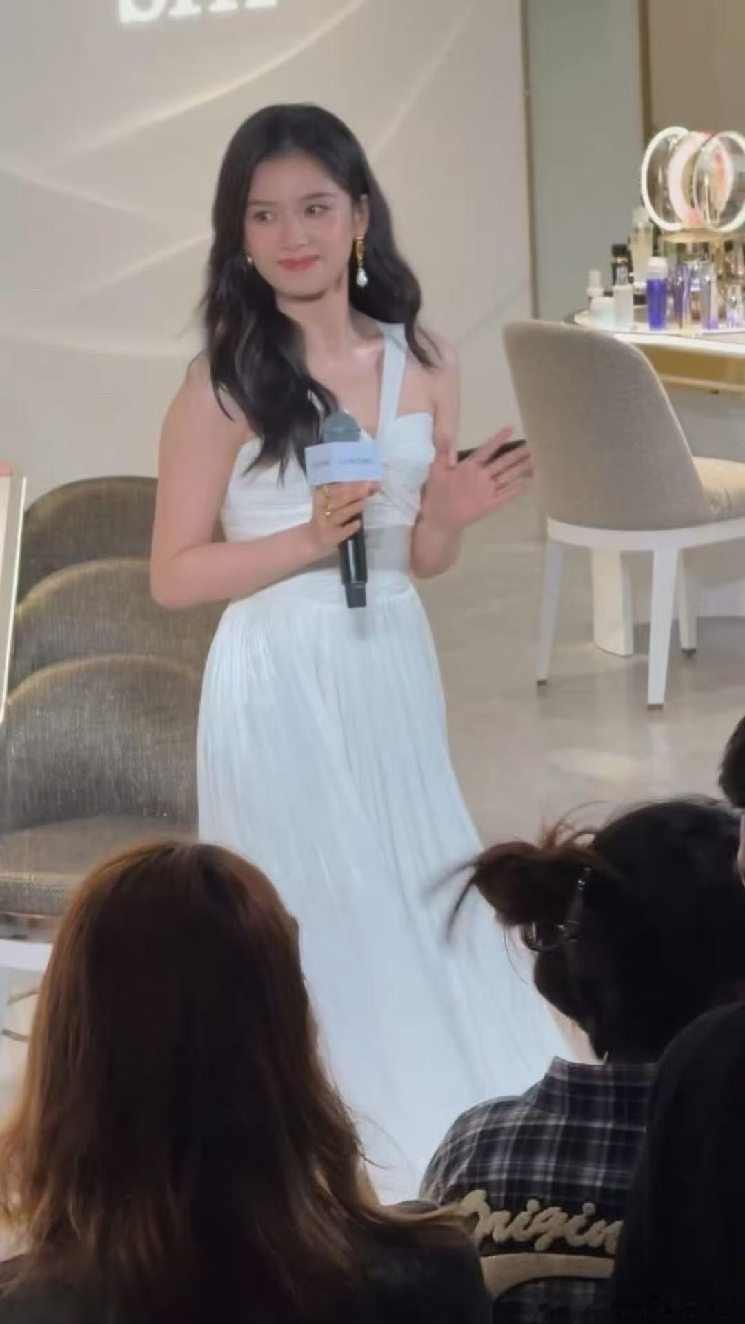 张婧仪挂脖白裙好优雅 ​​​看得出她是公主！张婧仪穿白裙子太美啦！ ​​​