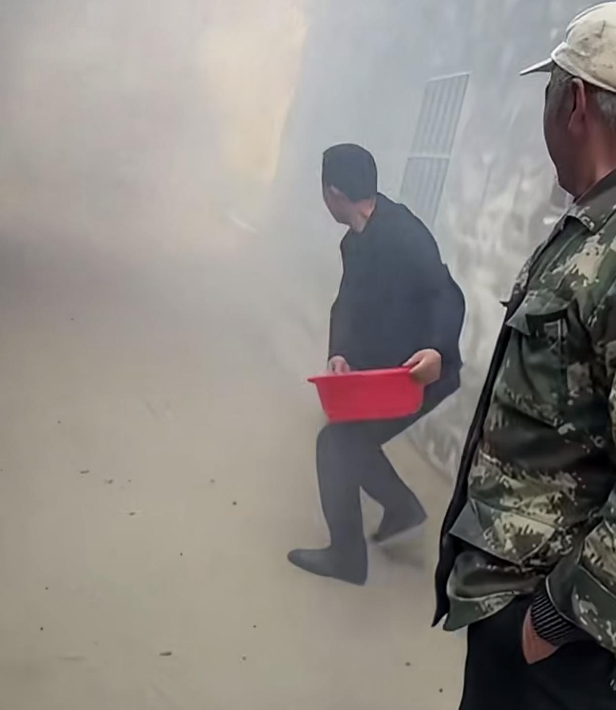 “俗话说：嫁出去的女儿泼出去的水”
这位父亲连盆都扔了
爸爸：我一滴都不往回收，