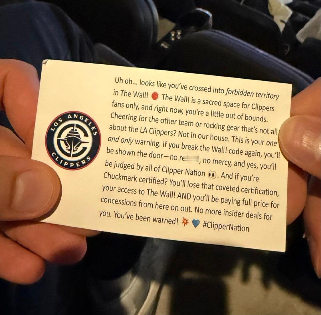 昨日比赛，一个穿詹姆斯球衣的湖人球迷，想偷偷混进快船队的死忠球迷区（The Wa